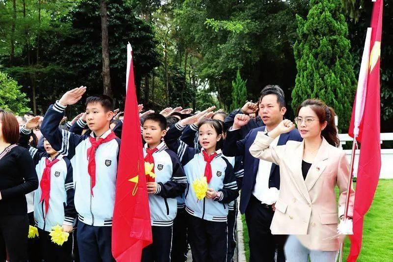 理想L8的对手来了,新领克09 EM-P上市,两款车该怎么选?
